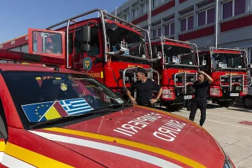 Атина не спа! Цяла нощ горят автомобили и автобуси