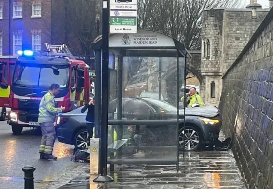 Кола се вряза в Уиндзор! Какво се случва