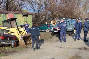 "Къде са парите?" Смазаха семейство от бой с бухалки