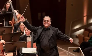 Найден Тодоров дирижира оркестър на четири века
