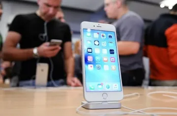 Потребителите на iPhone се чешат по главите: Извънземни ли подслушват?