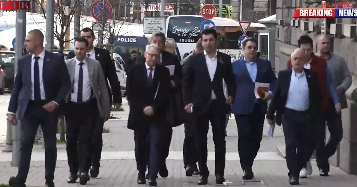 Преговорите започнаха: Кирил Петков подрани, ГЕРБ се скри