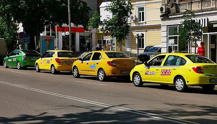 Сменят цвета на такситата. Кога?