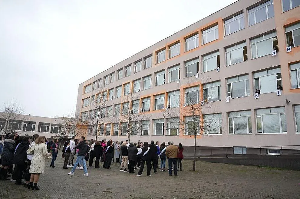 За 8 март! Абитуриенти разплакаха учители с този жест