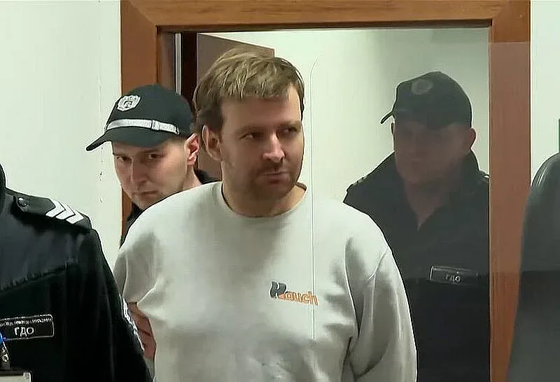 Червения пират заплашвал да разстреля съседите си