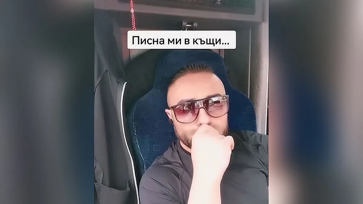 Водач на тролейбус се вихри в ТикТок докато вози пътници