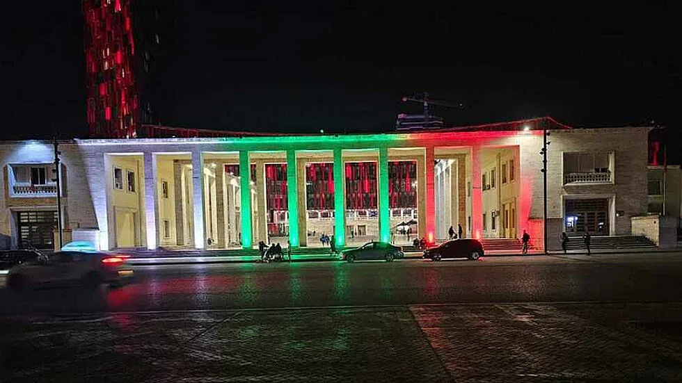 Няма да повярвате! Осветиха сгради с трибагреника в Албания