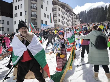 Пампорово завря! Скиори в носии взривиха празника