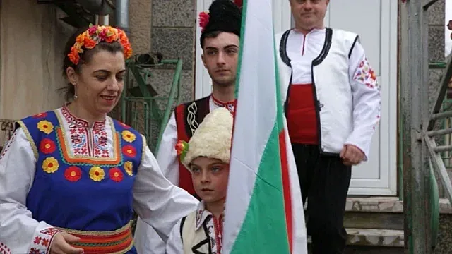 3 март! Цял град облече носии