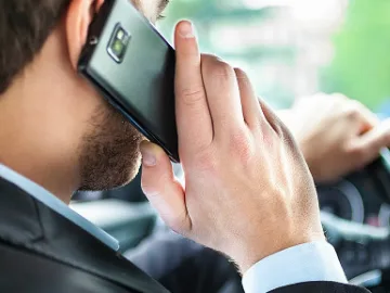 Жестоки глоби, ако те хванат да говориш по телефона докато шофираш