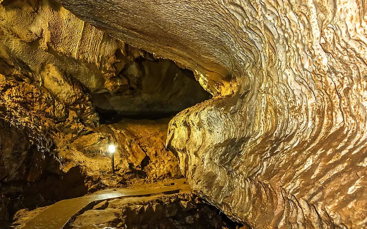 Пещера крие подземна река и 46 водопада