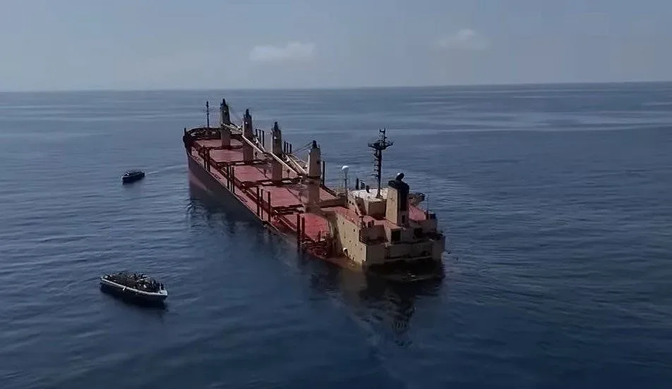 Потъна ударен от хутите кораб за Варна. Екологична катастрофа?