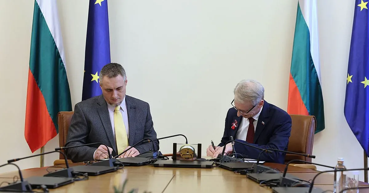 Ключово сътрудничество. Денков и Славов си стиснаха ръцете