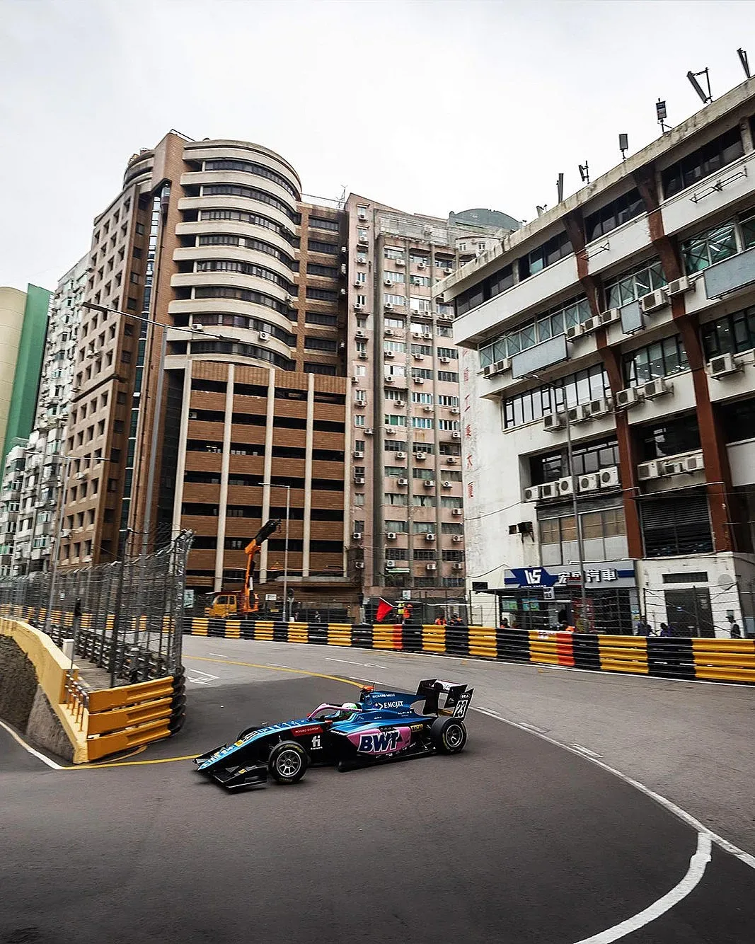 Изкуство на пистата! Българин стартира първи във F3