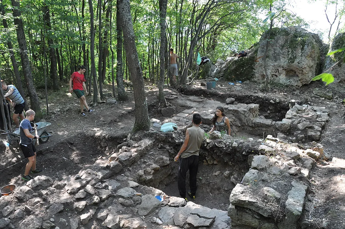 Младежи откриват непознатото богатство на България