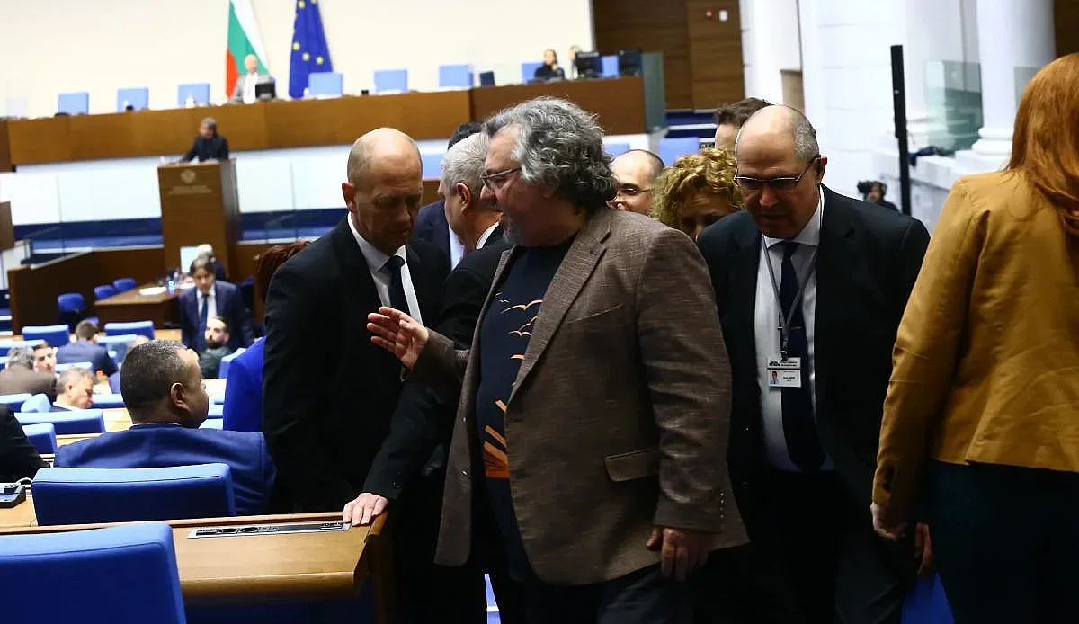 Скандал в парламента! Принудително изкараха депутат от ПП-ДБ