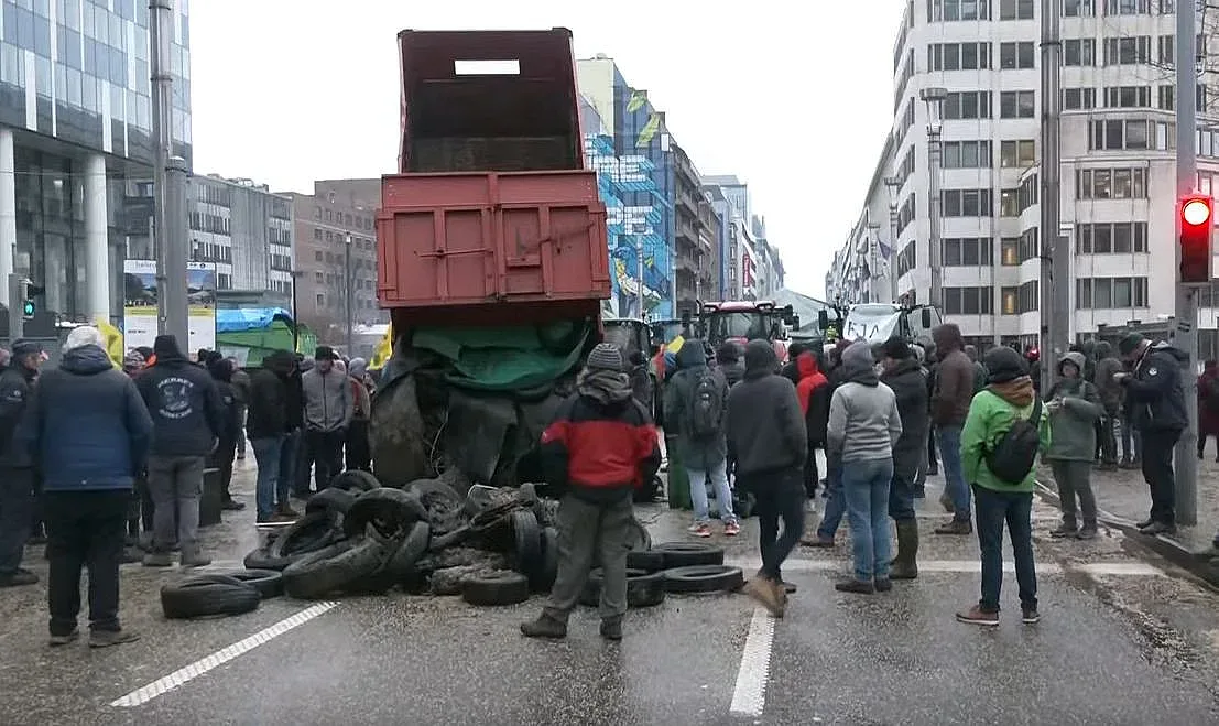 Брюксел под обсада! Бесни фермери атакуват евроинституциите