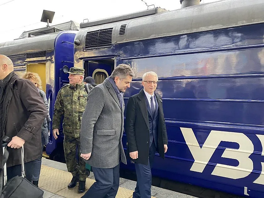 Денков изненада българите! Появи се в Украйна с министри