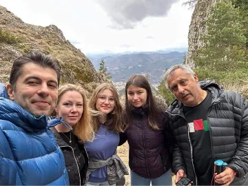 Кирил Петков подкара родата извън София, къде цъфна