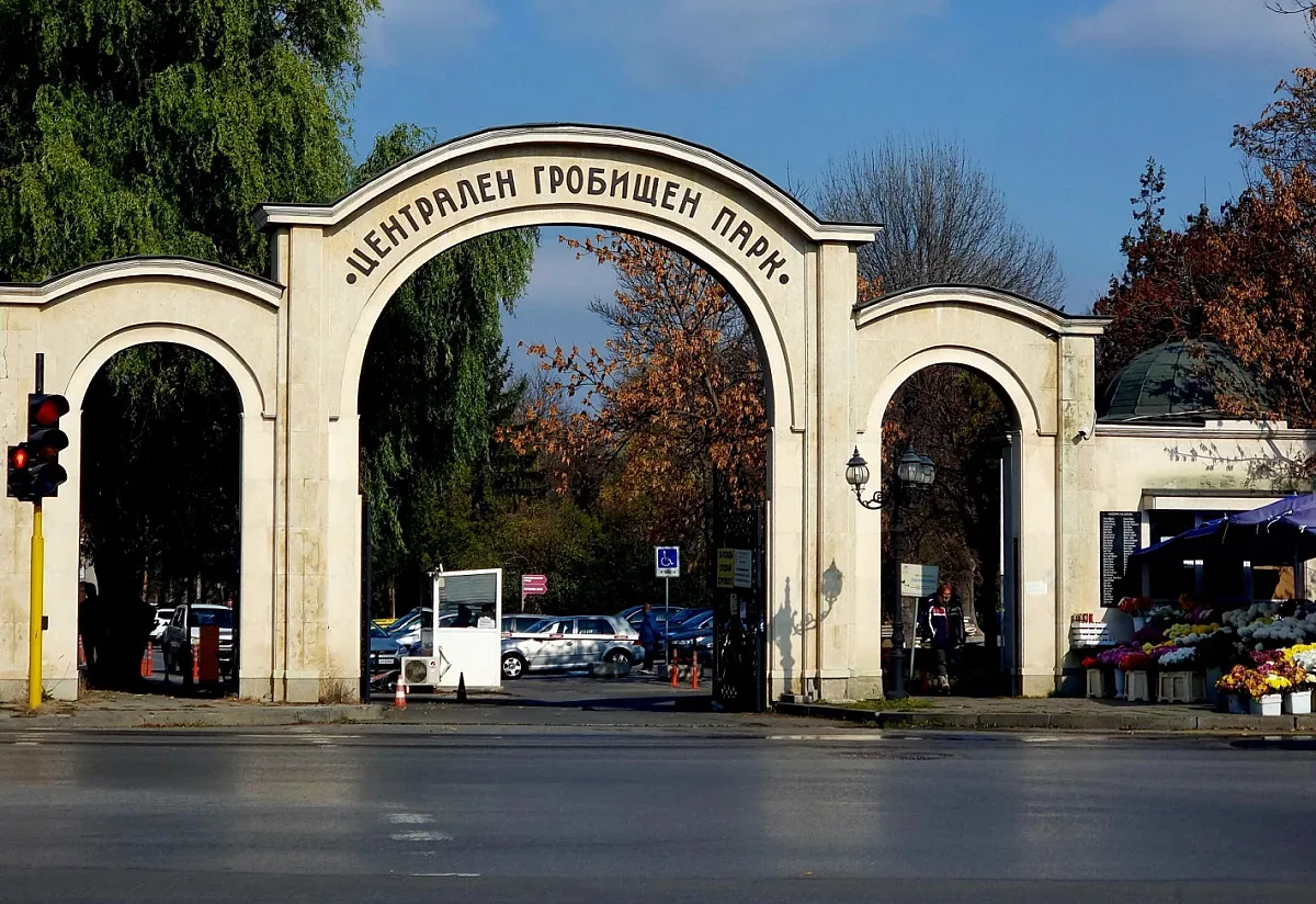 Чистят гробищните паркове в София, кметът Терзиев обяви промени