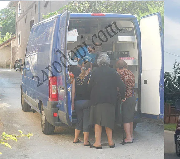 Удар под кръста за селските магазини! Бусове продават от вафли до галоши