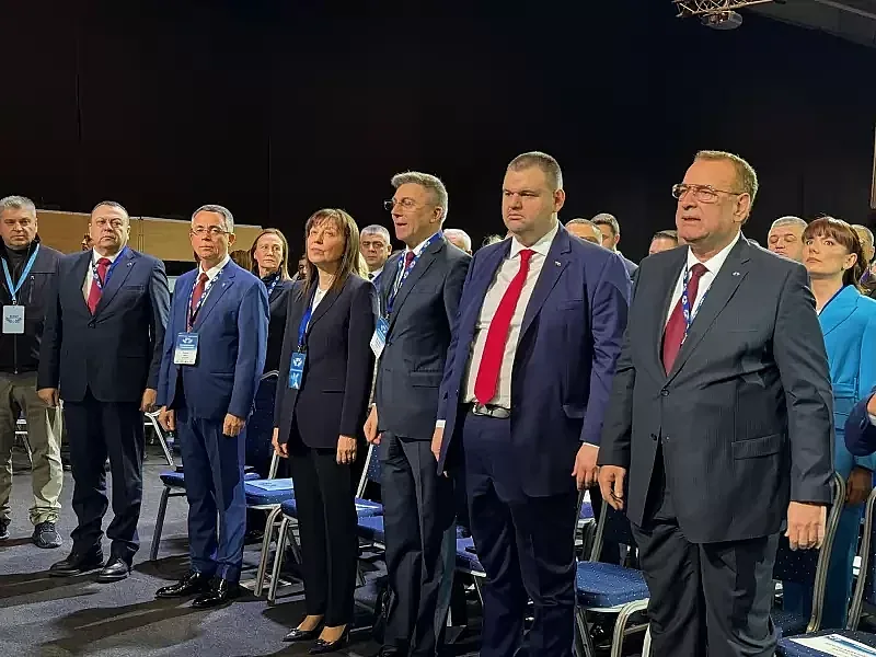 Конференцията на ДПС посреща Пеевски с овации СНИМКИ