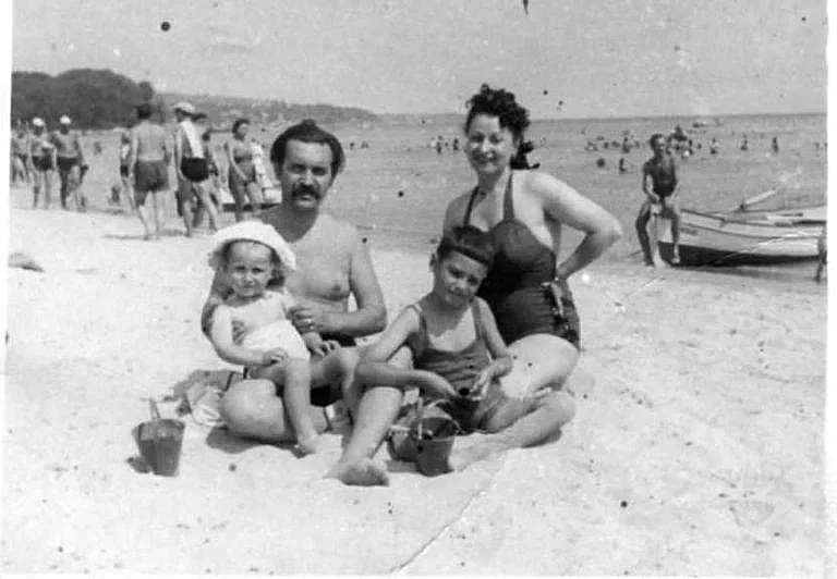 Помните ли го? Култов баща на незабравим наш певец