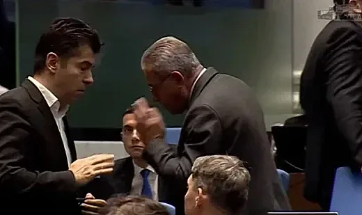 Земетресение в пленарна зала. Петков си намери майстора