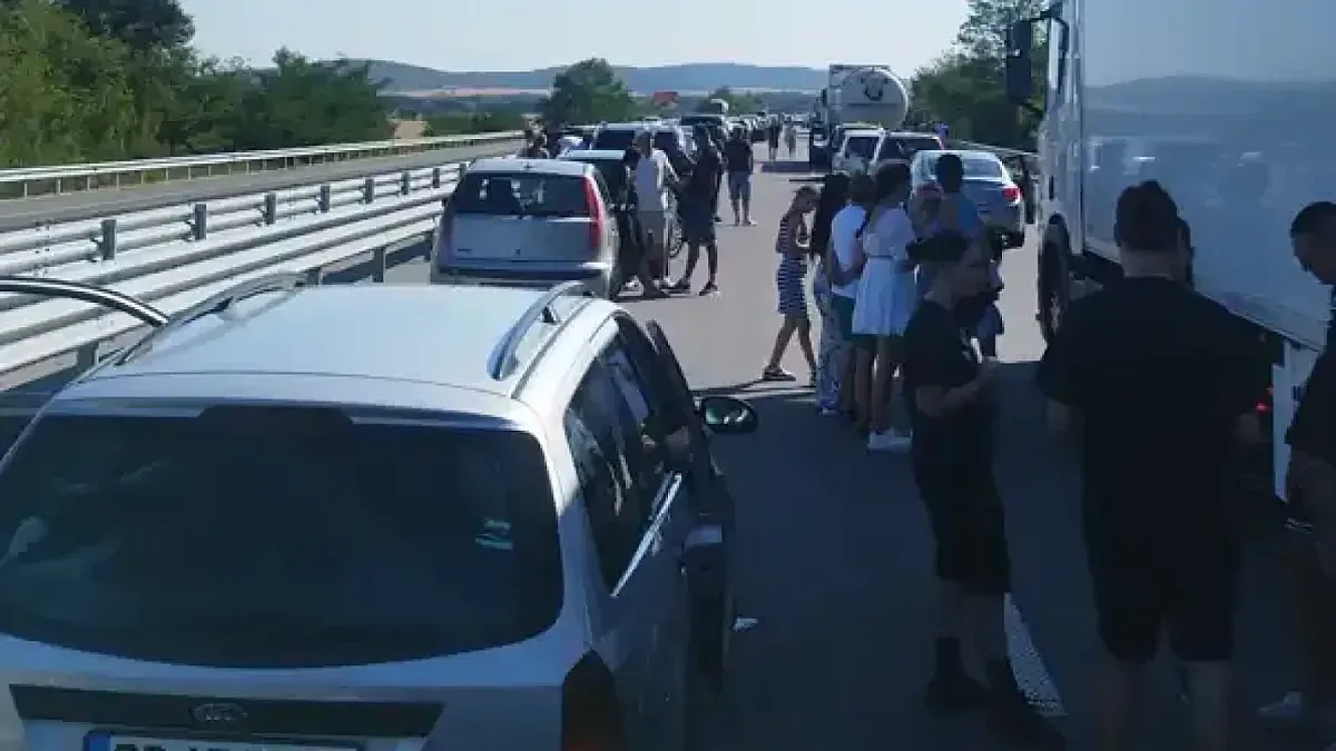 На "Тракия" е страшно. Хората са извън колите