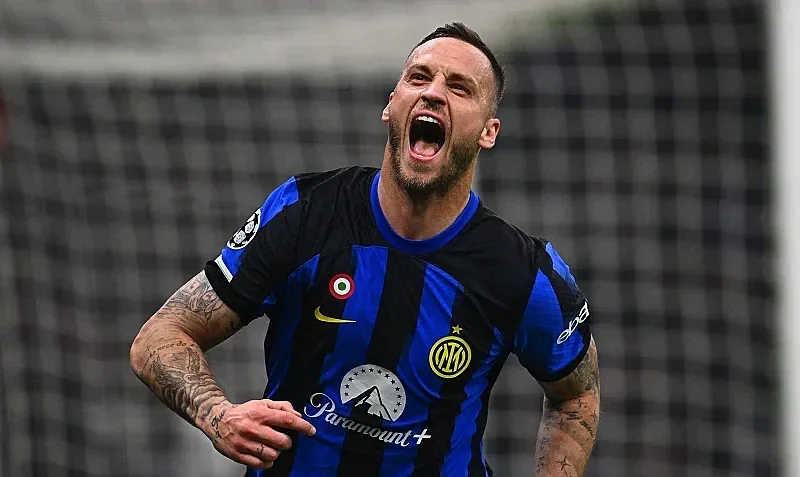 Интер излъга Атлетико Мадрид минути преди края