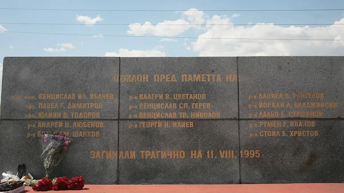 30 години от смъртта на 14-те войничета. Сянката на Карамански