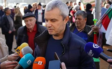 "Възраждане" в акция. Блокира второ пристанище