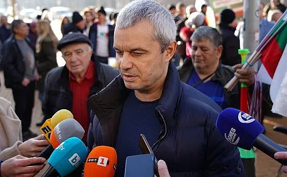 "Възраждане" в акция. Блокира второ пристанище