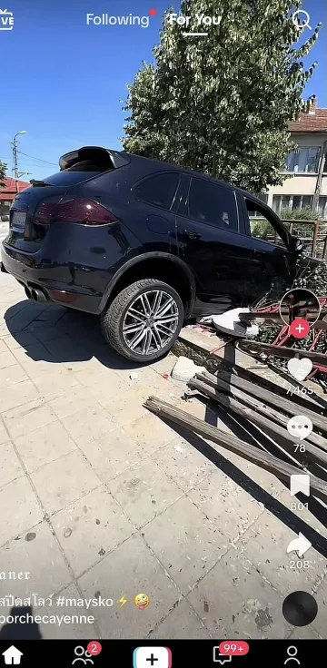 Ужас! Джип влетя в детска площадка