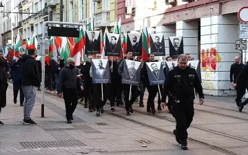 Въпреки забраната! Мъже в черно маршируват в София