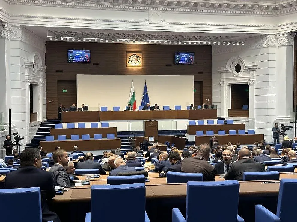 Жега в парламента. Министър отговаря на 11 въпроса