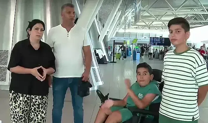 Заради скандала с Ryanair! Детето в инвалидна количка - в болница