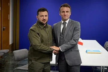 Макрон и Зеленски си стиснаха ръцете. Знаково споразумение