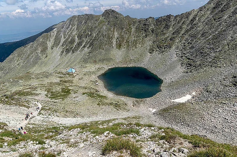 Езеро, закриляно от най-големите върхове