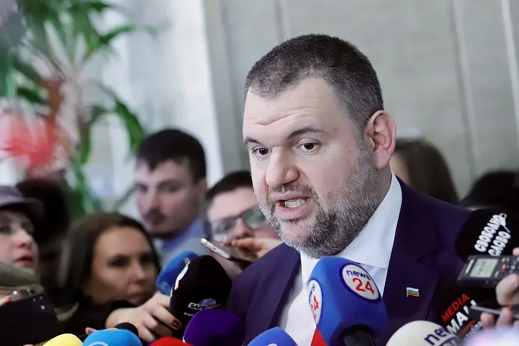 Пеевски за Радев: Пешчици реди само той!