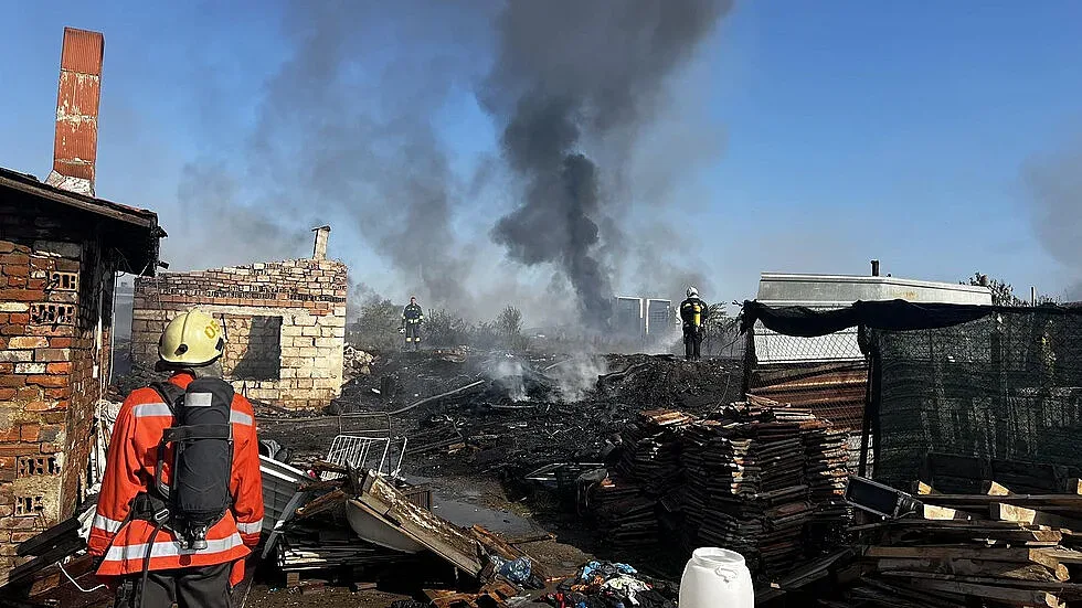 Първи снимки от пожара до летището