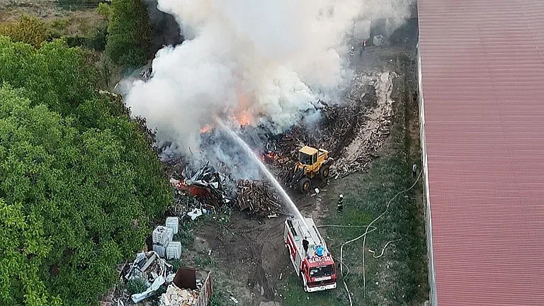 На пътя на стихията! Пожар лети към наше село
