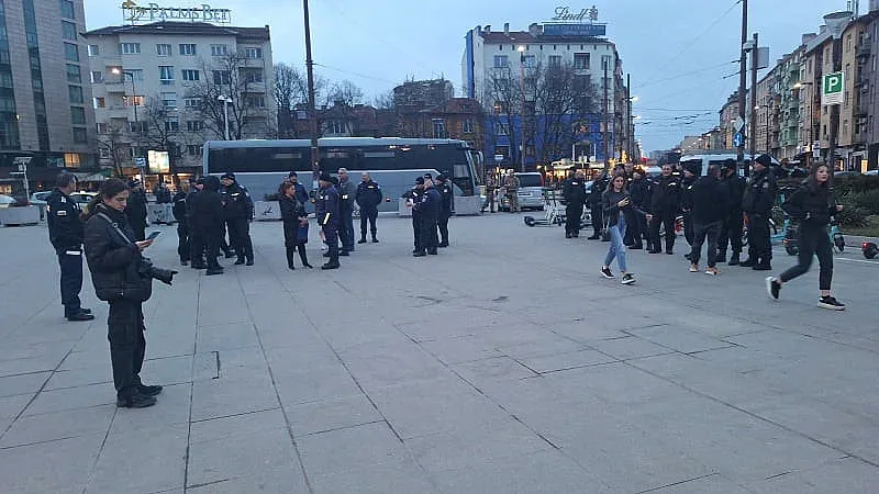 НДК почерня от полиция. Извадиха и водно оръдие (ОБНОВЕНА)