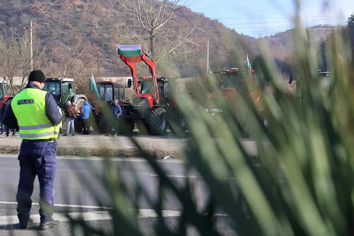 Земеделци блокират граничен пункт, протестът им продължава