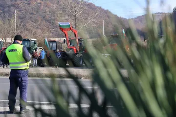Земеделци блокират граничен пункт, протестът им продължава