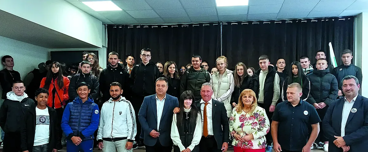 Младежи от Белоградчик с клипове за Чудесата. Скалният град влиза в роман