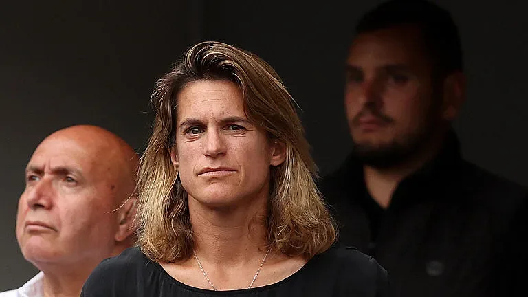 Скандал. Легендарна тенисистка се оплаква от жена си