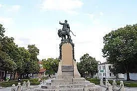 Пълен цирк! Какво направиха на паметника на Левски в Карлово