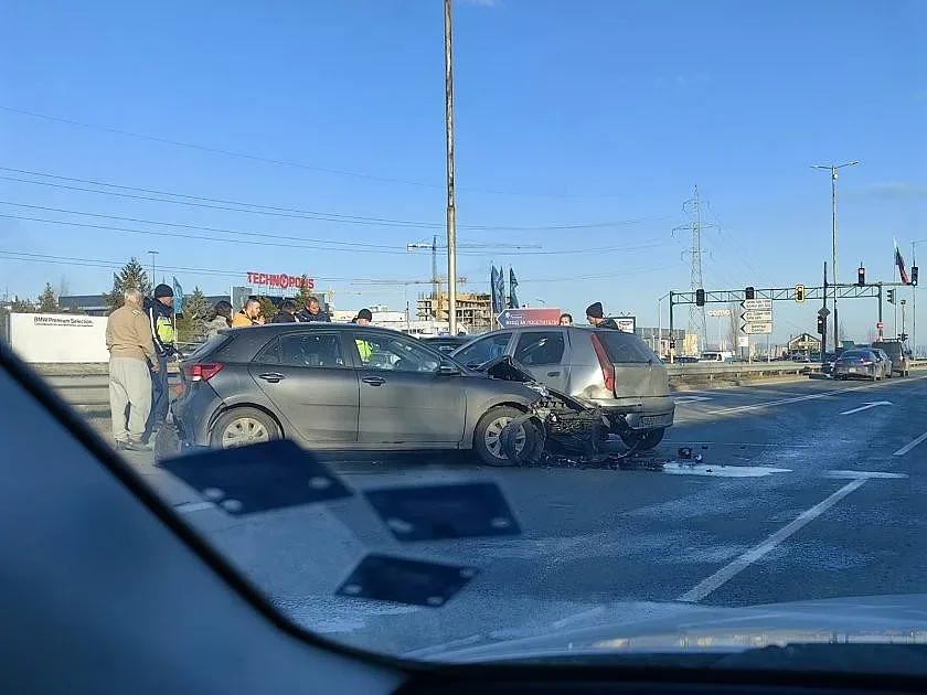 Хвърчи ламарина! Катастрофа в квартал Младост