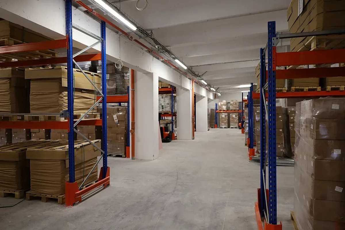 Голяма българска мелница с нов модерен склад за опаковъчен материал